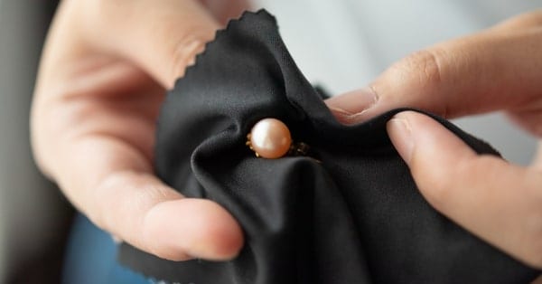 ניקוי עגילים