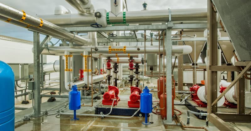 צנרת מבודדת למערכת HVAC על הגג