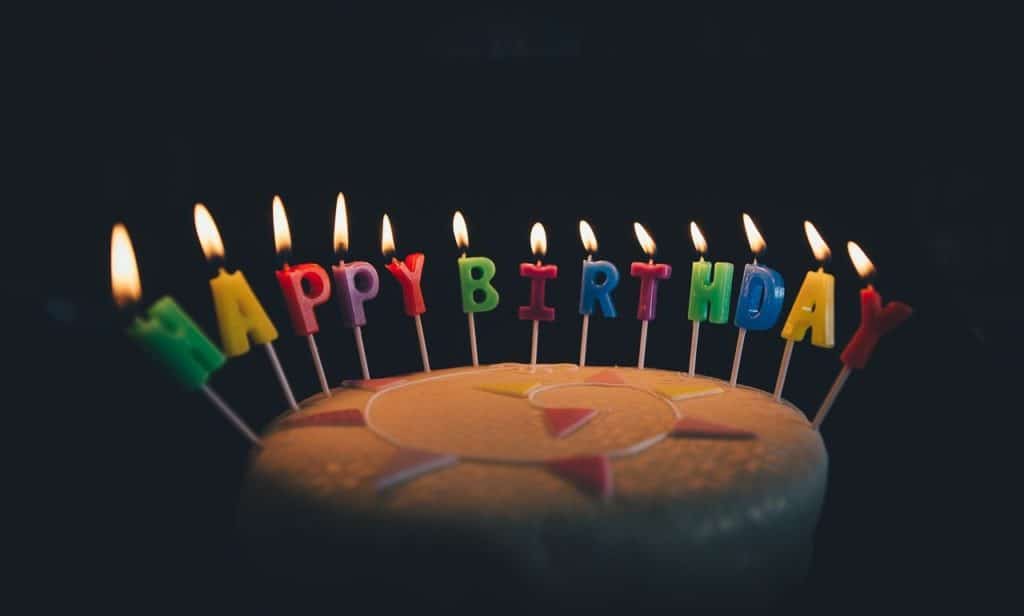 נרות יום הולדת על עוגה